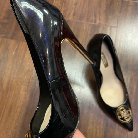 GUESS Black Leather Classic Pointy Toe Pumps - Picture 6 of 8